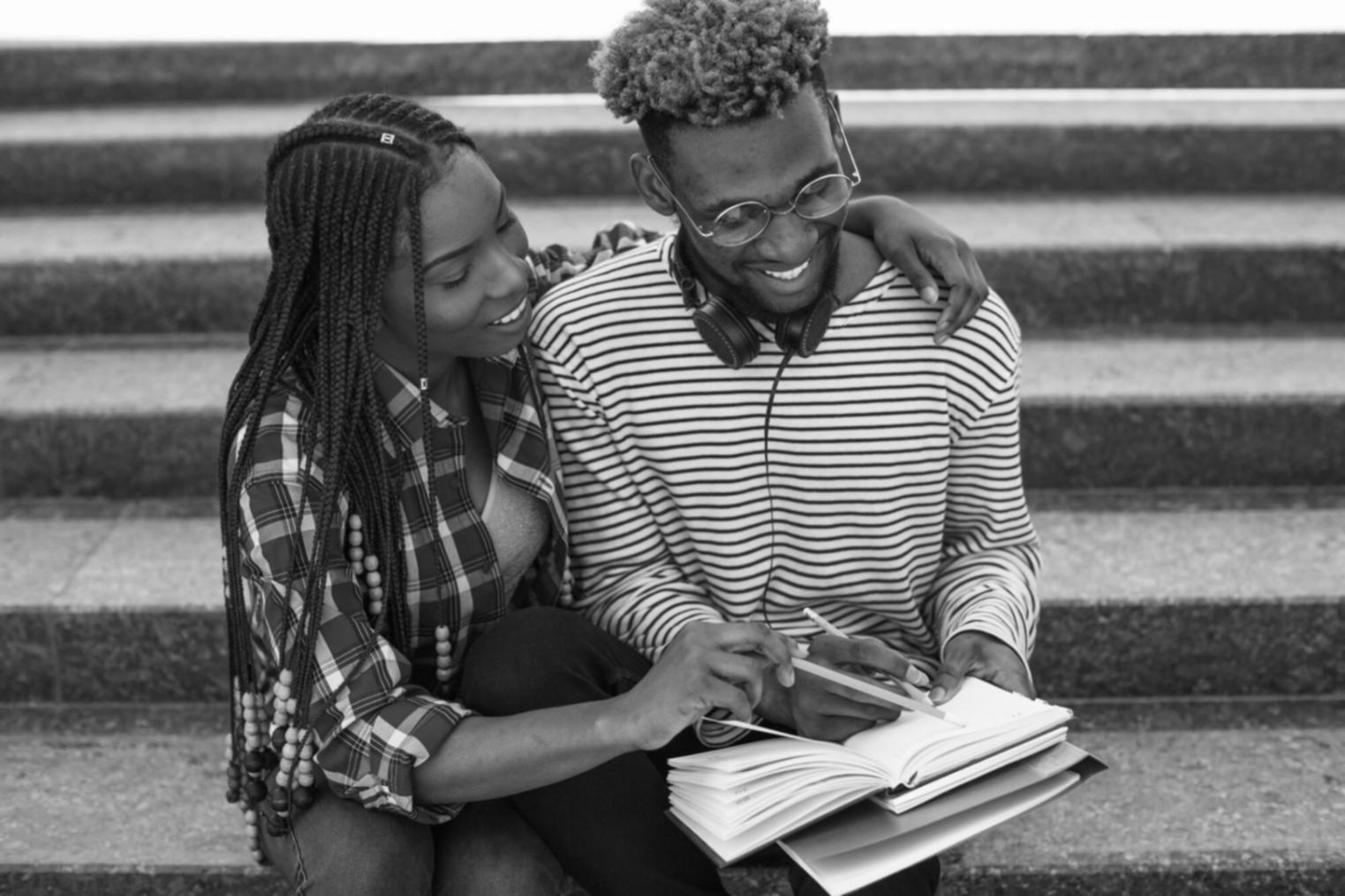 Moderner Arbeitsplatz mit minimalistischen Finanzunterlagen