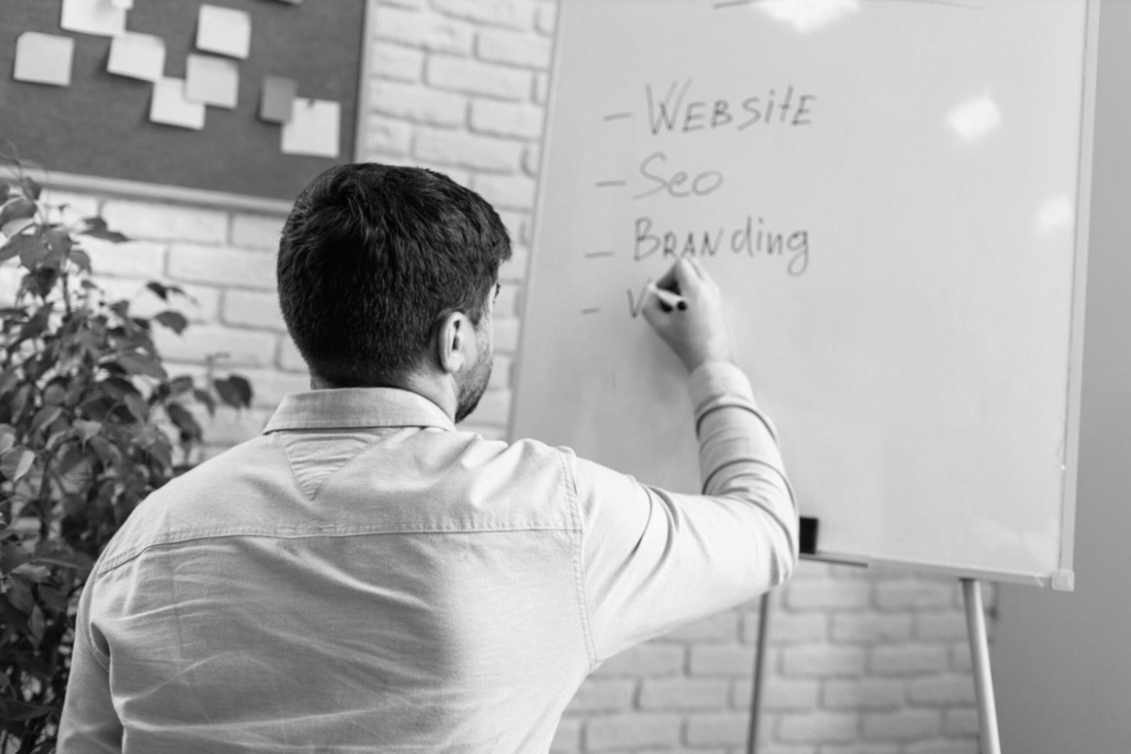 Digitale Budgetplanung auf Tablet mit Diagrammen und Zahlen