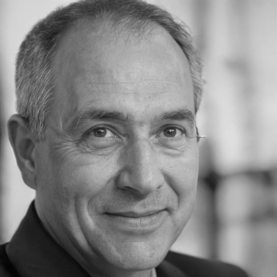 Portraitfoto von Benedikt Hofmann